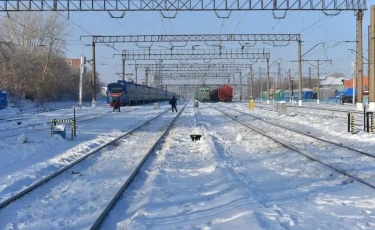 Қарағанды маңында көлік пен пойыз соқтығысып, 5 адам зардап шекті