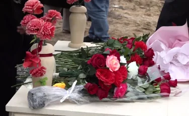 Ақтауда ұшақ апатының құрбандарына ескерткіш тақта орнатылды