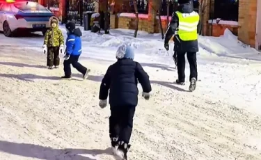 «Самое милое видео»: казахстанские полицейские сыграли в снежки с детьми