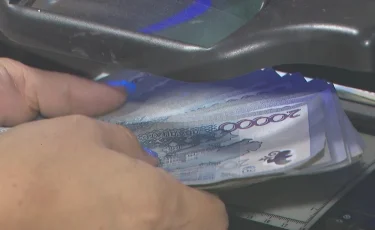 Қызылордада кәмелетке толмаған баласына рөлді берген анаға айыппұл салынды