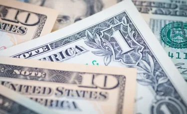 Ведет себя осторожно: что происходит с долларом в Казахстане