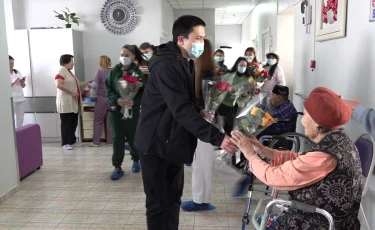 Алматинские волонтёры в преддверии Нового года поздравили пенсионеров