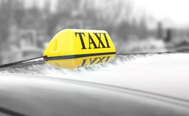 И Джакомо Пуччини в придачу: в Усть-Каменогорске курсирует необычное такси (видео)