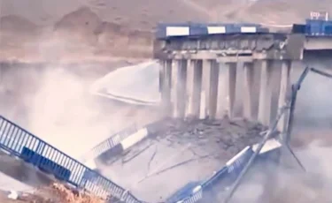 В Туркестанской области рухнул автомобильный мост