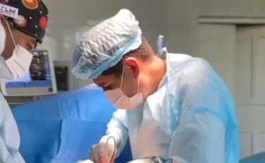 Второй шанс: в Алматы пациенту вернули возможность ходить