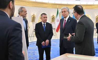 Президенты осмотрели выставку найденных в архивах Ирана древних рукописей