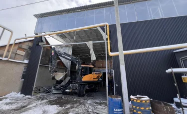 Алматыда заңсыз салынған екі қабатты ғимарат бұзылып жатыр