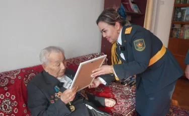 Алматыда әскери қызметшілер 103 жасқа толған майдангерді құттықтады