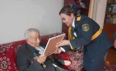 Алматыда әскери қызметшілер 103 жасқа толған майдангерді құттықтады