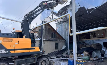 В Алматы сносят незаконное двухэтажное здание