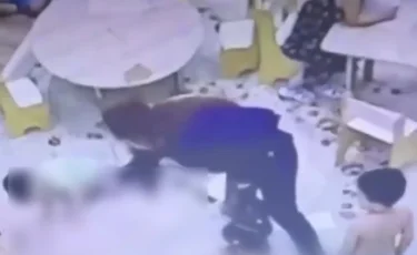 Астанадағы балабақшада бүлдіршінді ұрып-соққан тәрбиеші жұмысынан қуылды