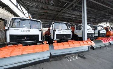 В Алматы коммунальная техника переходит на зимний режим работы