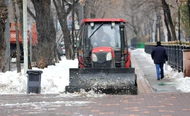 Коммунальные службы Алматы продолжают уборку города после снегопада