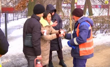 Горячий чай и пирожки: в Уральске волонтеры поддерживают работников коммунальных служб