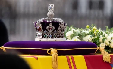 Необычная акция протеста: в витрину с Короной Британской империи бросили пирог