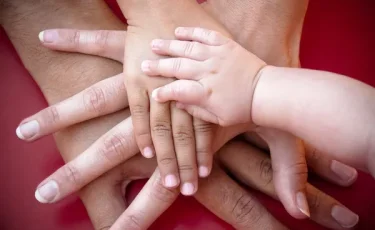 Что важно знать каждому родителю: в Казахстане запущен новый проект поддержки семьи