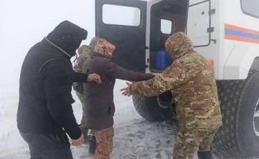 Сотрудники МЧС спасли троих человек из снежного плена (видео)