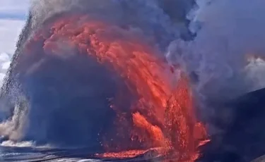 Редкое природное явление: вулкан на Гавайях извергся сразу из трех кратеров (видео)