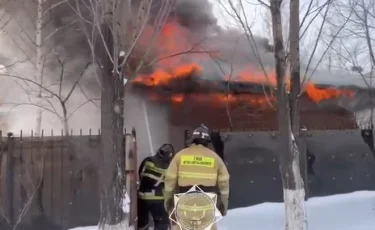 В частном доме вспыхнул пожар: рядом были газовые баллоны (видео)