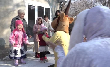 Жаңажылдық сыйлық: Алматыда мамандар мемлекет қамқорлығындағы бүлдіршіндерді құттықтады