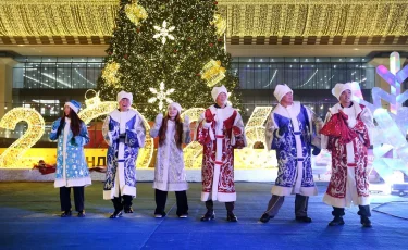 Новогодний гала-концерт на площади Абая собрал сотни алматинцев и гостей города