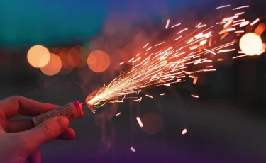 Жығылғанға жұдырық: жасөспірімдер құлаған ер адамның үстіне пиротехникалық зат лақтырып жіберген