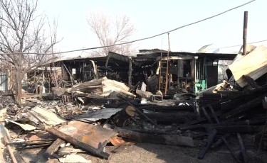 Бас сауғалар жеріміз жоқ: Алатау қаласында үйі өртеніп кеткен екі отбасы көмекке мұқтаж