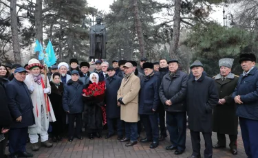 В Алматы возложили цветы к памятнику Халық Қаһарманы Бауыржана Момышулы