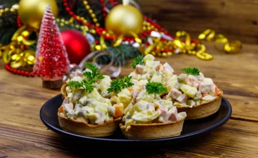 Диетолог рассказала о вреде переедания популярного новогоднего салата