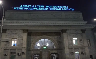 Екі бала жансақтау бөліміне түсті: Алматы вокзалында 52 адам газдан уланған