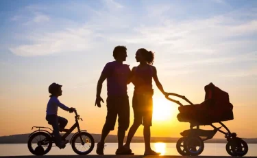 Сколько платят родителям за рождение и уход за ребёнком в Казахстане