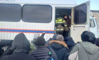 Ақтөбеде автобус пен жүк көлігі соқтығысып, 60-қа жуық адам эвакуациялады