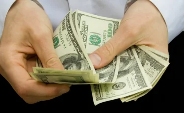 Легкий нокдаун: что происходит с долларом в Казахстане