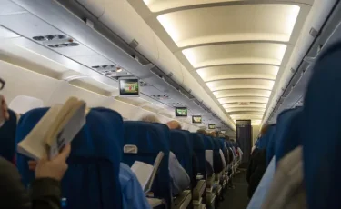 Иностранный пассажир снят с рейса за курение на борту самолета