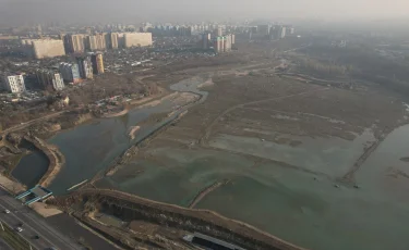 Алматыда Сайран көліндегі понтон көпірлер су деңгейінің төмендеуіне байланысты жыл сайын қыста алынады