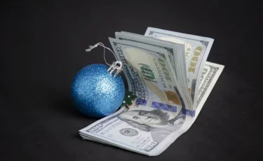 Ожил под Новый год: что происходит с долларом в Казахстане