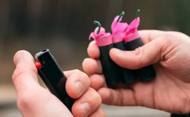 Подростки взрывали «бомбочки» в подъездах: родители получили штраф