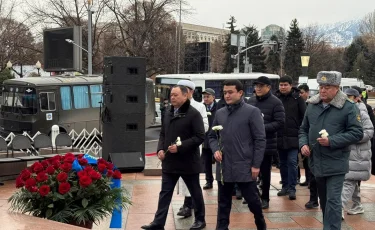 В Алматы возложили цветы к памятнику "Рассвет Независимости"