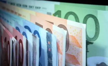 Курс евро и доллара в обменниках Астаны и Алматы 8 декабря 2025