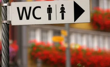 Умное стекло: Китай борется с курением в туалетах новым методом