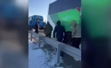 Қарағанды облысында аязда жолда қалған екі автобус жолаушылары құтқарылды