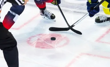 Устроили разгром: казахстанские хоккеисты обыграли сборную Франции на молодежном чемпионате мира