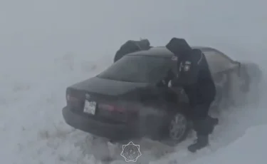 Еліміздің бірнеше өңірінде қар құрсауында қалғандар құтқарылды