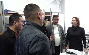 Кешіккен жәрдемақы: Маңғыстауда полиция қызметкерлері банк жұмысына наразы