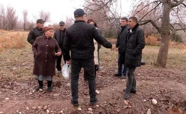 Леңгірде сасық иіске тұншыққан тұрғындар зауыт құрылысын тоқтатуды талап етті