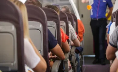 Пассажиры в шоке: родственники пытались посадить в самолет уже мертвую женщину