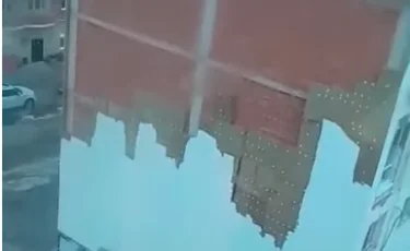 Атырау под ударом стихии: ветер обрушил крыши и фасады домов