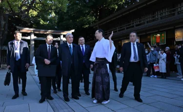 Қасым-Жомарт Тоқаев Мейджи Джингу ғибадатханасын аралап көрді