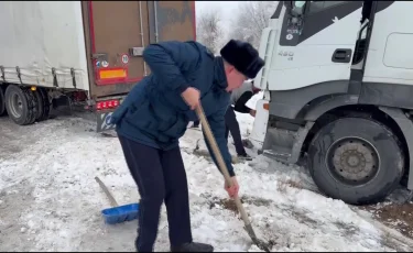 Қолайсыз ауа райы: Жамбыл облысында 700-ге жуық көлік жолда қалды