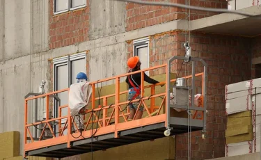 Прокладка кабеля закончилась трагедией: один рабочий погиб, второй борется за жизнь